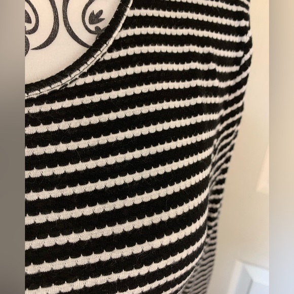 CeCe, Women’s black & white flair too/ long sleeves. Size Lg. - Picture 3 of 11